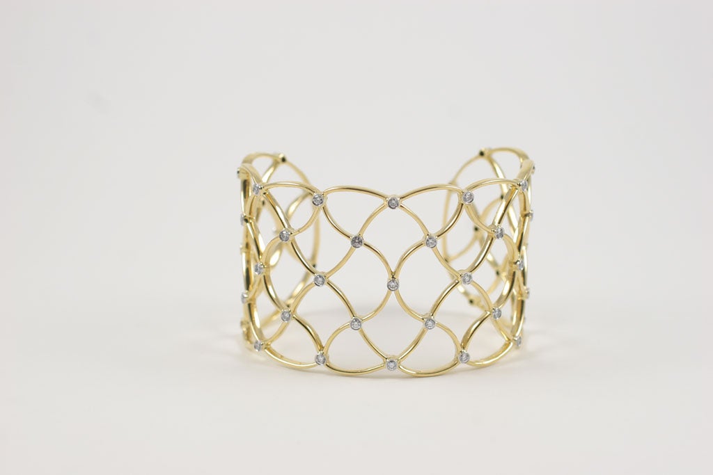 Bracciale in oro giallo 18kt con 47 diamanti incastonati in platino ~1,88cts.

I diamanti pesano circa 2 carati di diamanti

La misura dall'alto verso il basso è di 1,75 pollici.

Il bracciale misura 6,75